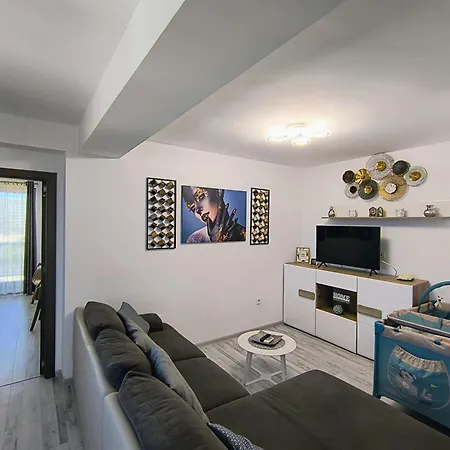 Sea Breeze Family Apartment Mamaia Apartment